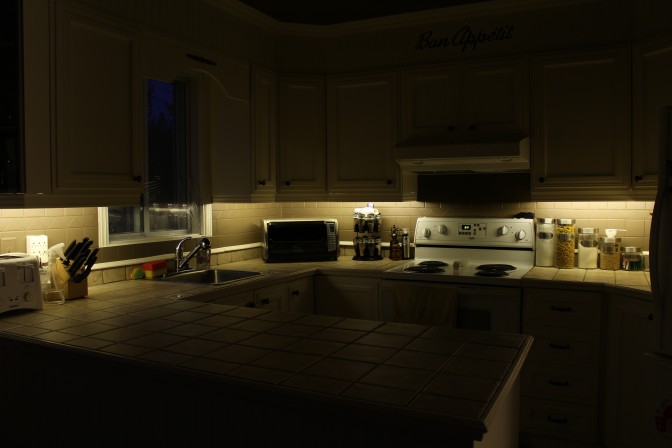 DIY Bricoler soi-même un éclairage au LED sous les armoires de cuisine