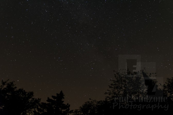 Le ciel observé à plus de 60 degrés d'inclinaison. 30 secondes d'exposition au total. Les étoiles sont plus brillantes mais aussi plus élongées. Le ciel est aussi plus clair. On peut distinguer des teintes orangées et bleutées