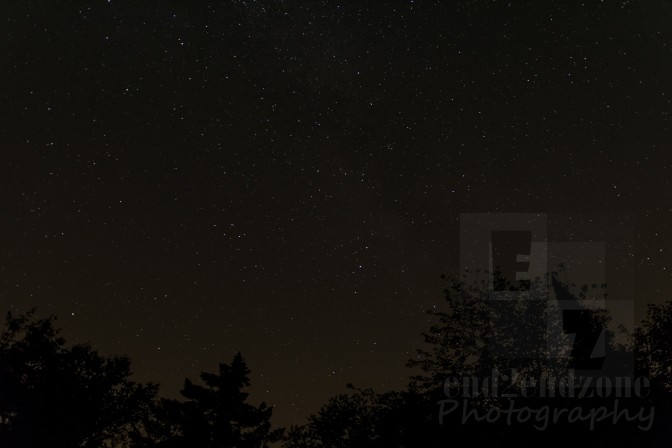 Toujours une inclinaison de plus de 60 degrés mais avec seulement 20 secondes d'exposition au total. Les étoiles sont moins brillantes mais surtout moins élongées. Le ciel est sombre. On distingue les mêmes teintes orangées et bleutées. Certainement le meilleur rapport temps versus qualité.